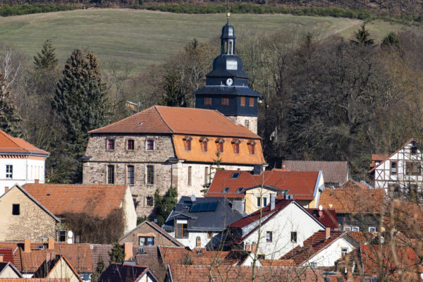Ansicht der Kirche in Stadtlengsfeld, umgeben von Wohngebäuden
