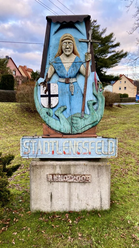Wappen von Stadtlengsfeld aus Holz am Ortseingang zur Begrüßung der Besucher