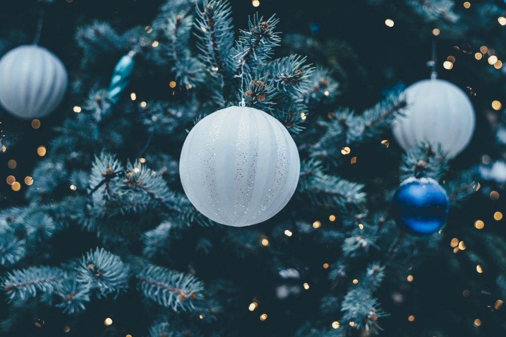 Blaue und weiße Weihnachtskugel am Tannebaum, Detailaufnahme