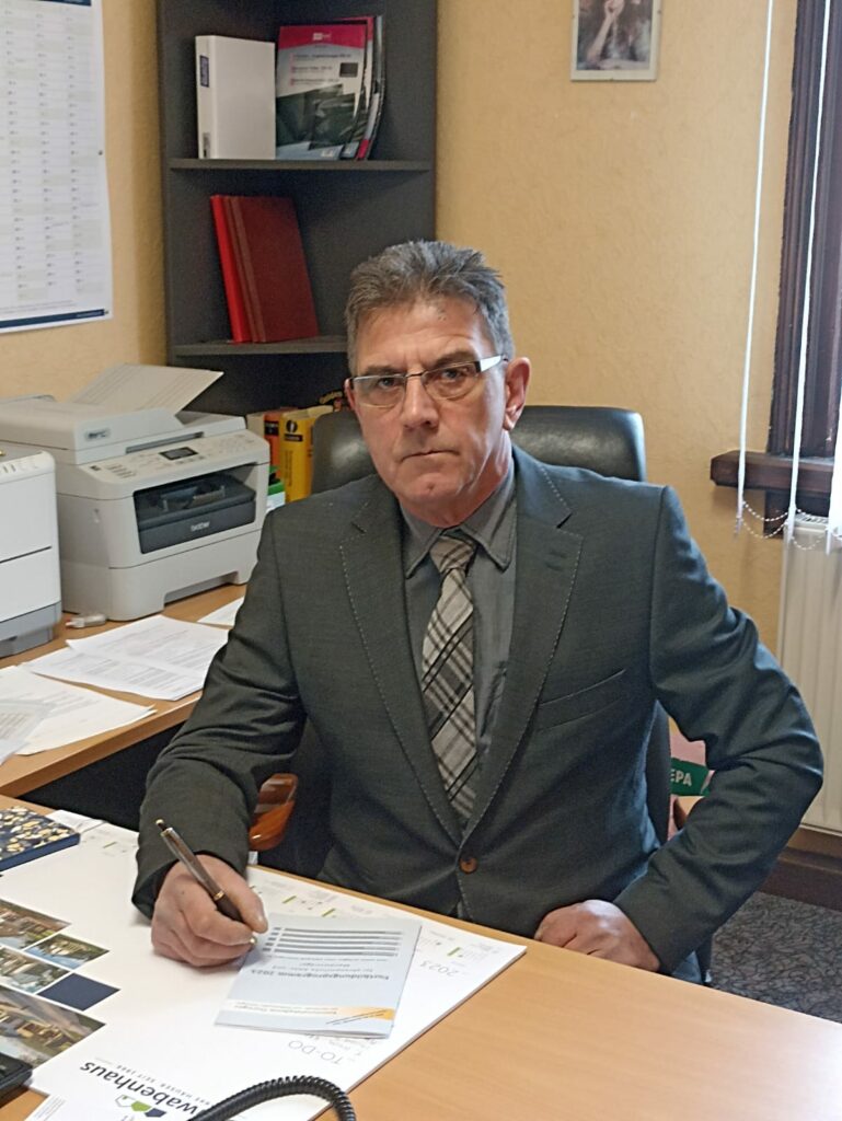 Porträtfoto des Ortsteilbürgermeisters Michael Deisenroth im Büro des Rathauses